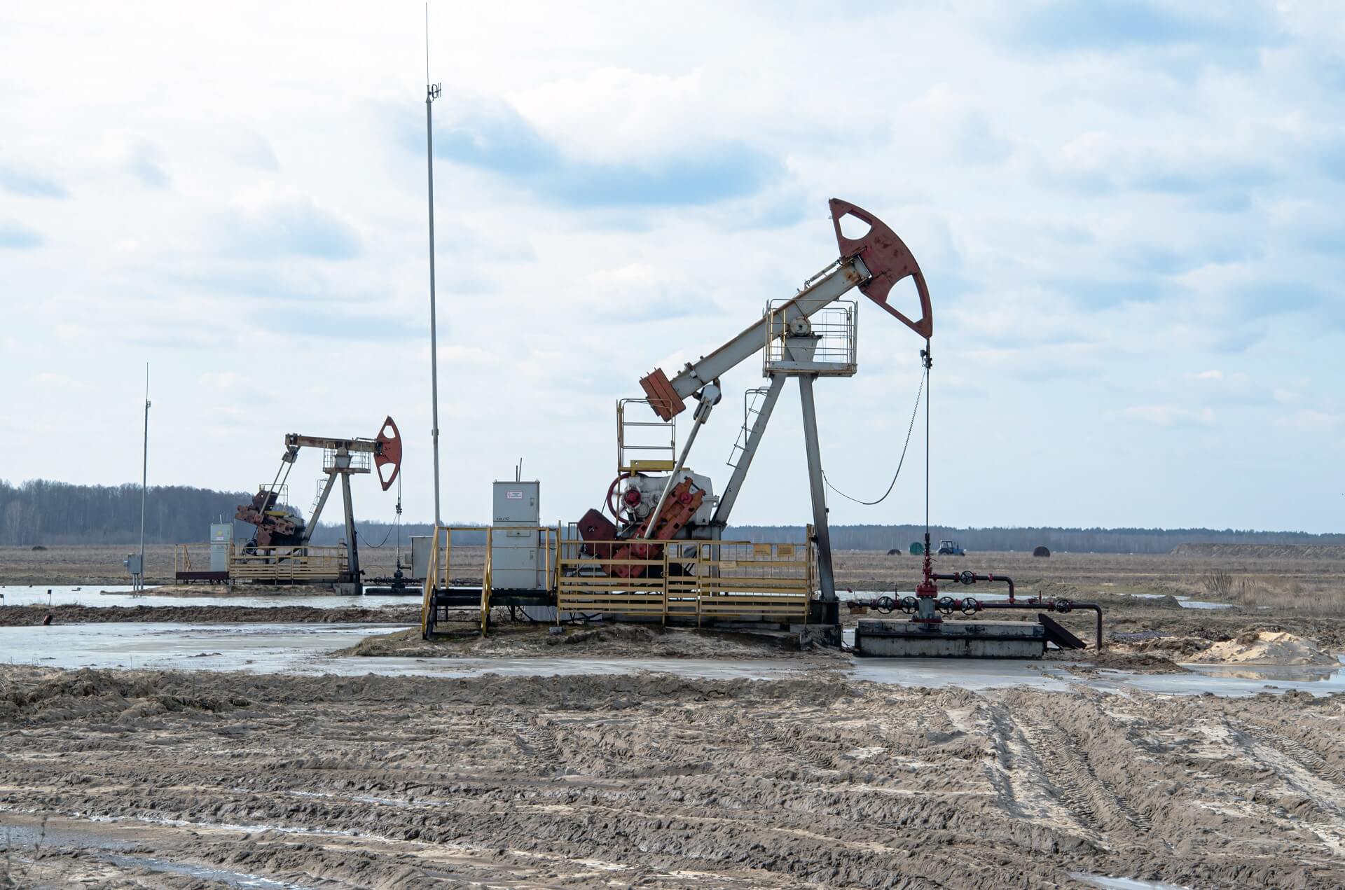 crude-oil-pump-oil-field (1) crude-oil-pump-oil-field (1)
