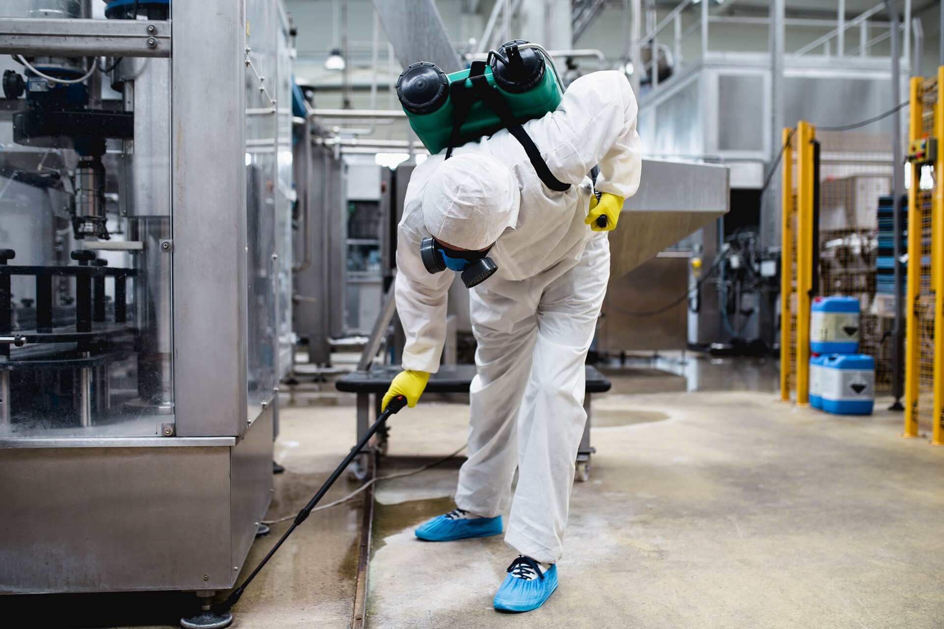 1—–exterminator-industrial-plant-spraying-pesticide-with-sprayer (1) 1-----exterminator-industrial-plant-spraying-pesticide-with-sprayer (1)