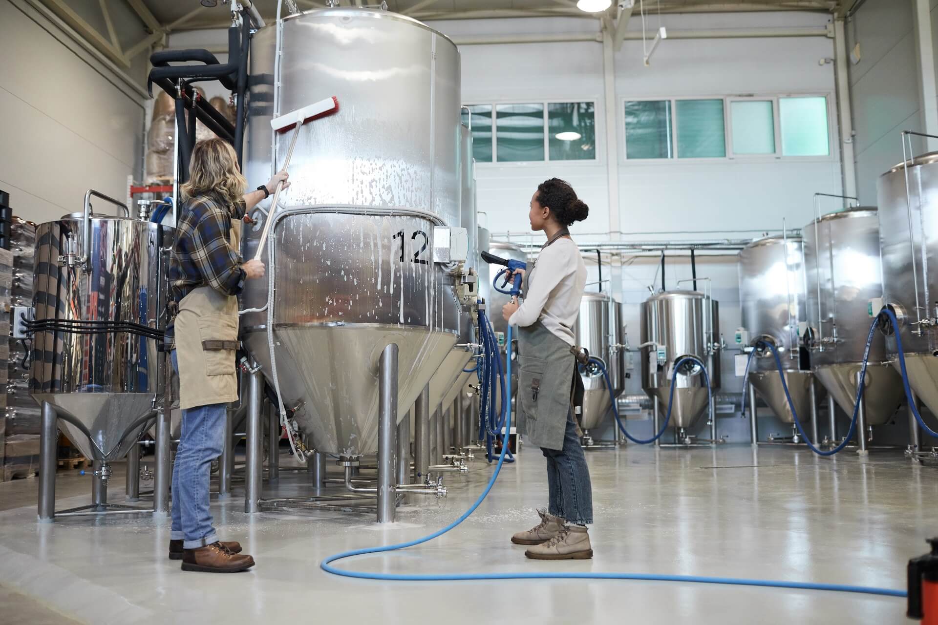 2—–wide-angle-view-two-workers-washing-equipment-modern-industrial-brewery-copy-space (1) 2-----wide-angle-view-two-workers-washing-equipment-modern-industrial-brewery-copy-space (1)