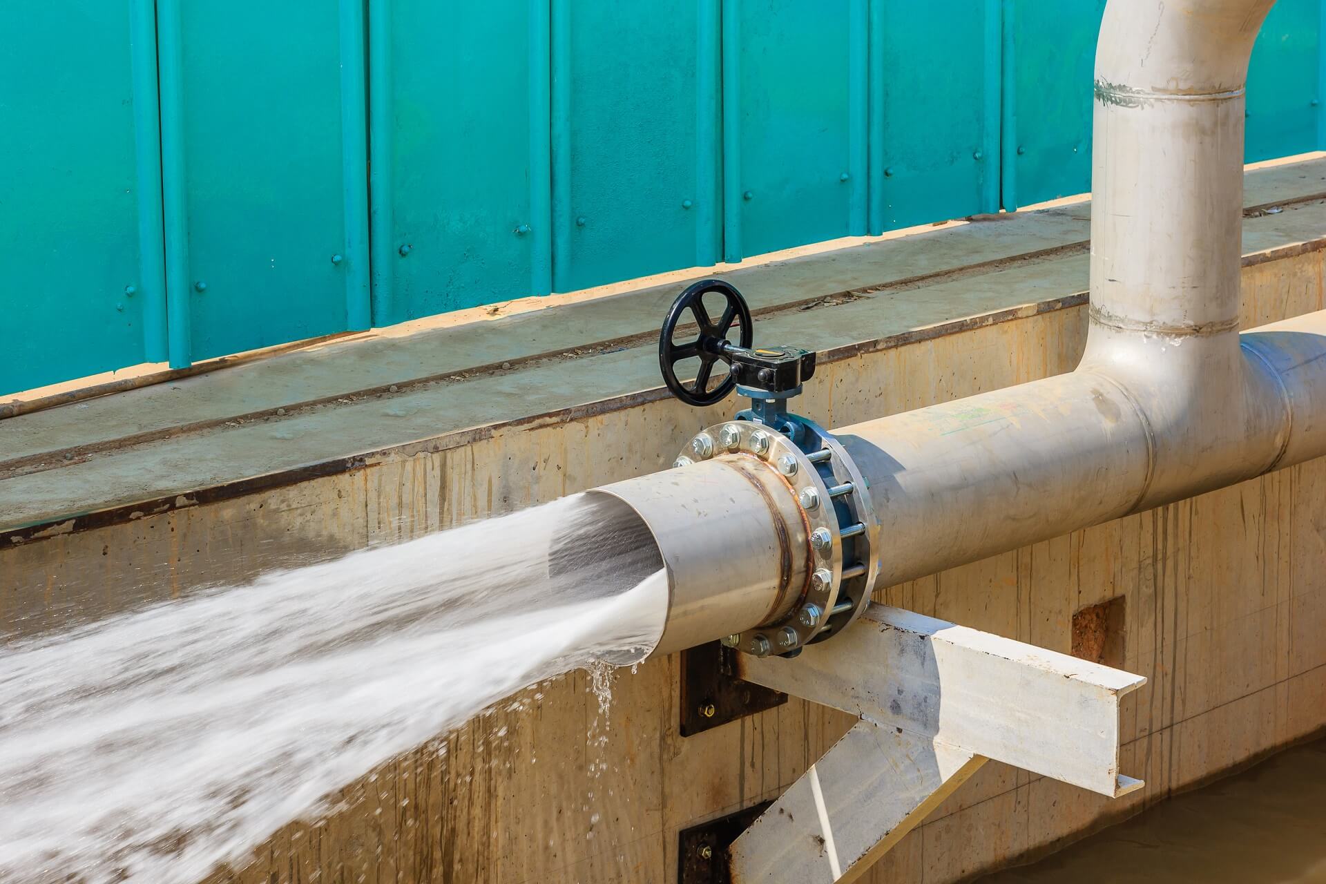 4—–water-gushing-out-pipe-cleaning-pipe-after-installation (1) 4-----water-gushing-out-pipe-cleaning-pipe-after-installation (1)